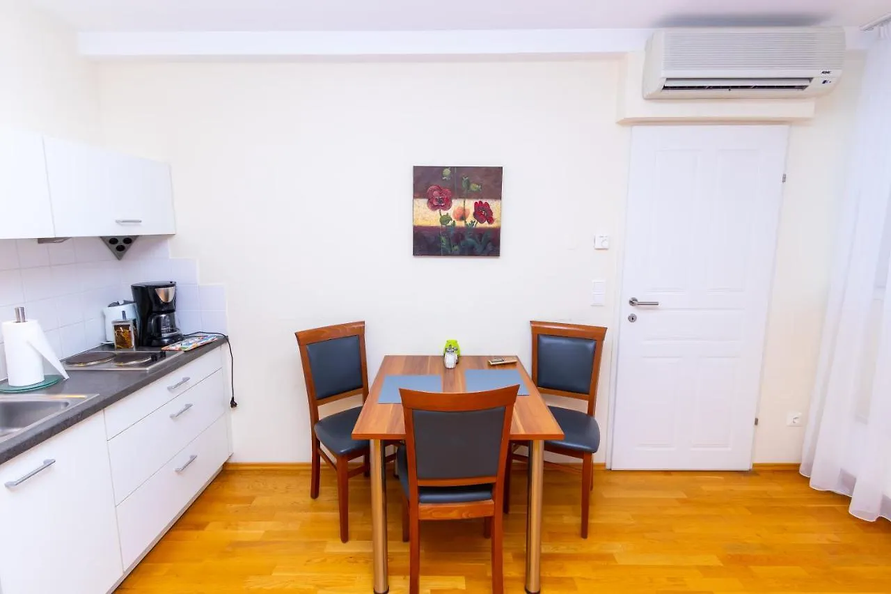 Sky Apartments Viena 0*,